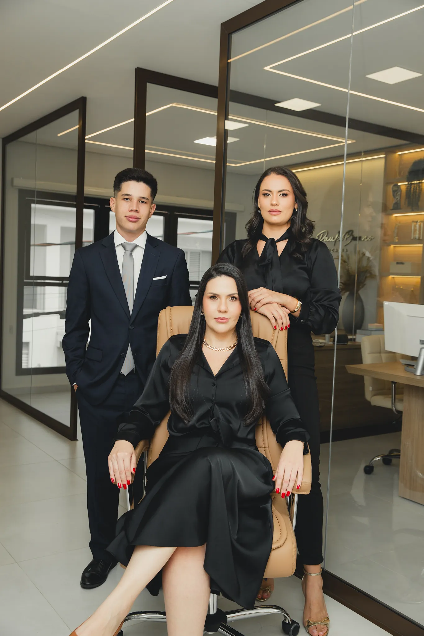 Ana Paula Bueno, Danielle Valério Bueno e Thiago Bueno no escritório A.P. Bueno Advocacia, em Itapeva (SP)