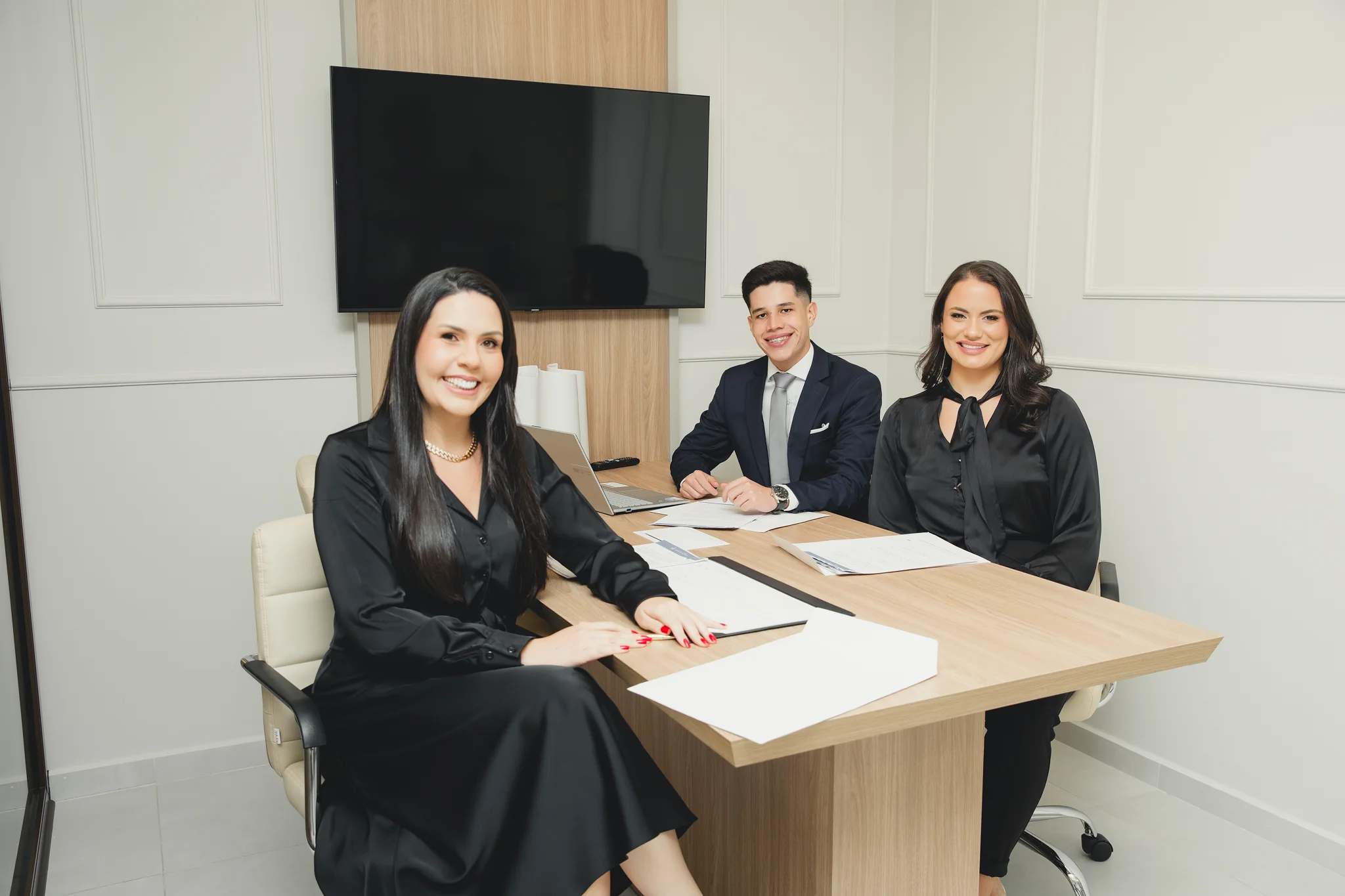 Equipe A.P. Bueno Advocacia em reunião